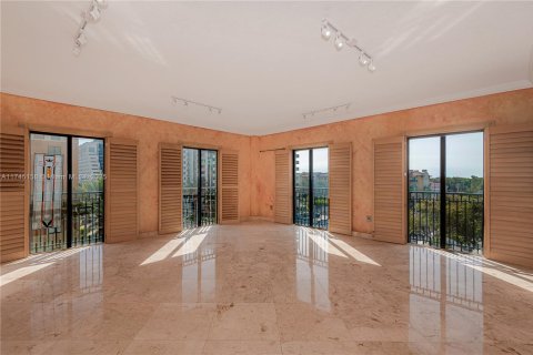 Condo in Coral Gables, Florida, 2 bedrooms  № 1716436 - photo 8