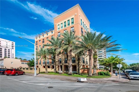 Condo in Coral Gables, Florida, 2 bedrooms  № 1716436 - photo 1