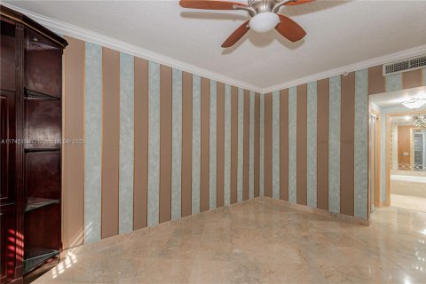 Condo in Coral Gables, Florida, 2 bedrooms  № 1716436 - photo 15