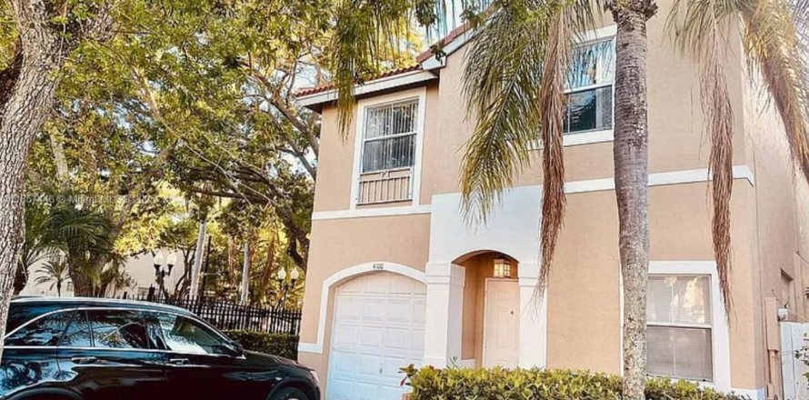 House in Cooper City, Florida 3 bedrooms, 166.95 sq.m. № 1881840
