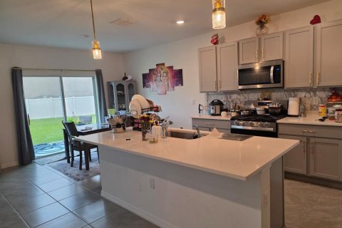 House in Zephyrhills, Florida 5 bedrooms, 242.01 sq.m. № 2201907 - photo 3