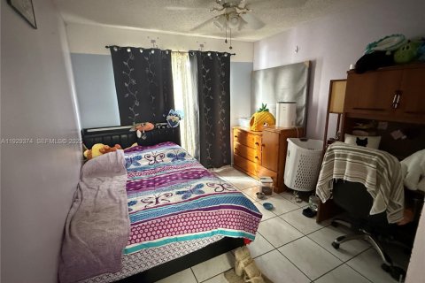 House in Miramar, Florida 4 bedrooms, 137.22 sq.m. № 1987762 - photo 10