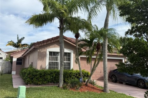 House in Miramar, Florida 4 bedrooms, 137.22 sq.m. № 1987762 - photo 1