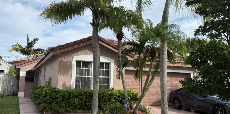 House in Miramar, Florida 4 bedrooms, 137.22 sq.m. № 1987762