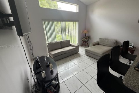 House in Miramar, Florida 4 bedrooms, 137.22 sq.m. № 1987762 - photo 3