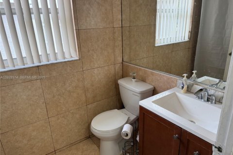 House in Miramar, Florida 4 bedrooms, 137.22 sq.m. № 1987762 - photo 9