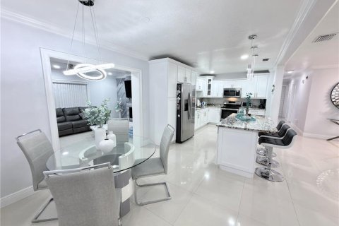 Casa en venta en Tampa, Florida, 6 dormitorios, 303.51 m2 № 2412666 - foto 24