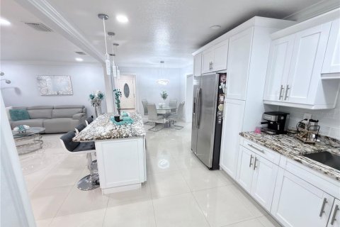 Casa en venta en Tampa, Florida, 6 dormitorios, 303.51 m2 № 2412666 - foto 22