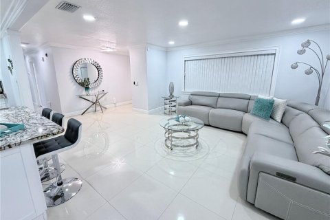 Casa en venta en Tampa, Florida, 6 dormitorios, 303.51 m2 № 2412666 - foto 17