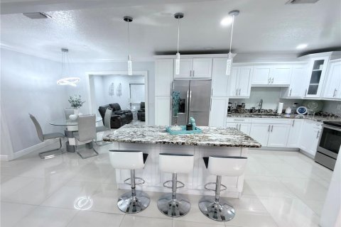 Casa en venta en Tampa, Florida, 6 dormitorios, 303.51 m2 № 2412666 - foto 21