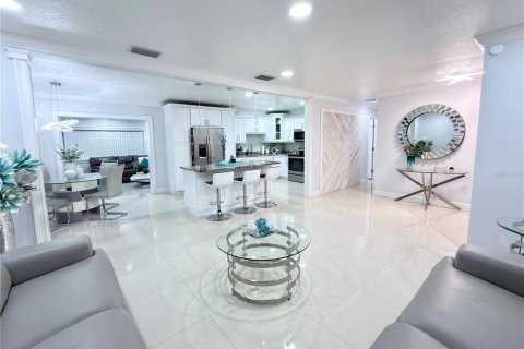 Casa en venta en Tampa, Florida, 6 dormitorios, 303.51 m2 № 2412666 - foto 25