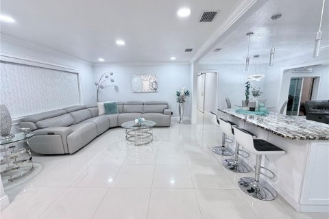 Casa en venta en Tampa, Florida, 6 dormitorios, 303.51 m2 № 2412666 - foto 18