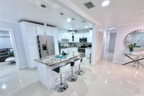 Casa en venta en Tampa, Florida, 6 dormitorios, 303.51 m2 № 2412666 - foto 19