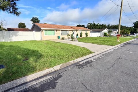 Casa en venta en Tampa, Florida, 6 dormitorios, 303.51 m2 № 2412666 - foto 2