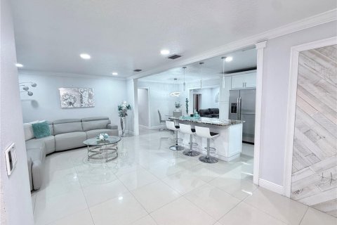 Casa en venta en Tampa, Florida, 6 dormitorios, 303.51 m2 № 2412666 - foto 16
