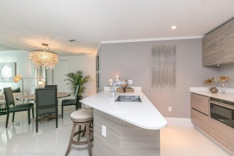 Condo in Miami, Florida, 2 bedrooms  № 2014224 - photo 2