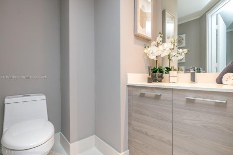 Condo in Miami, Florida, 2 bedrooms  № 2014224 - photo 5