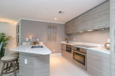 Condo in Miami, Florida, 2 bedrooms  № 2014224 - photo 3