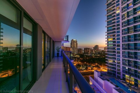 Condo in Miami, Florida, 2 bedrooms  № 2014224 - photo 17