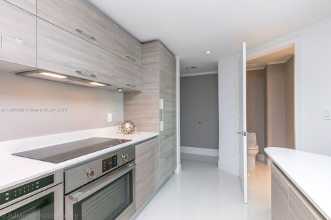 Condo in Miami, Florida, 2 bedrooms  № 2014224 - photo 4