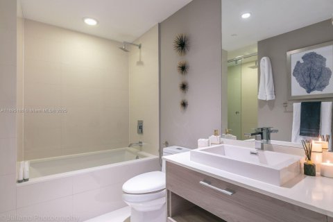 Condo in Miami, Florida, 2 bedrooms  № 2014224 - photo 12
