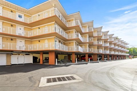 Condo in Dunedin, Florida, 3 rooms № 2222251 - photo 6