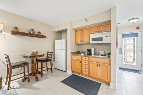 Condo in Dunedin, Florida, 3 rooms № 2222251 - photo 12