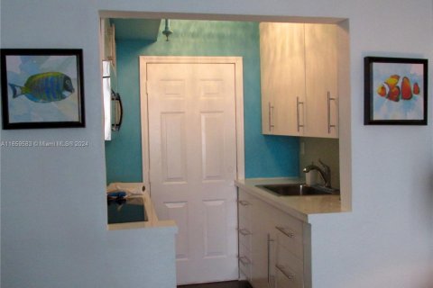 Condo in Miami Beach, Florida, 1 bedroom № 1958571 - photo 7