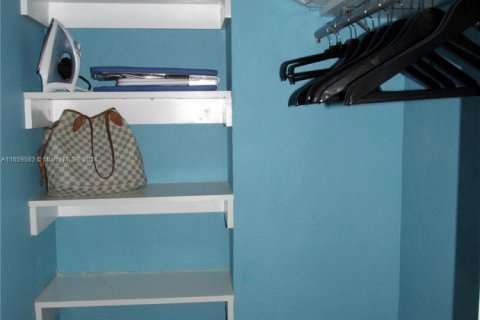 Condo in Miami Beach, Florida, 1 bedroom № 1958571 - photo 9