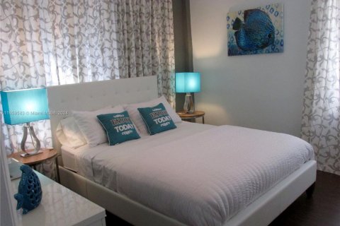 Condo in Miami Beach, Florida, 1 bedroom № 1958571 - photo 1