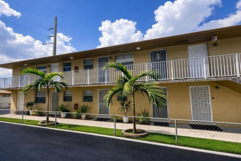 Immobilier commercial à Hialeah, Floride № 2146231