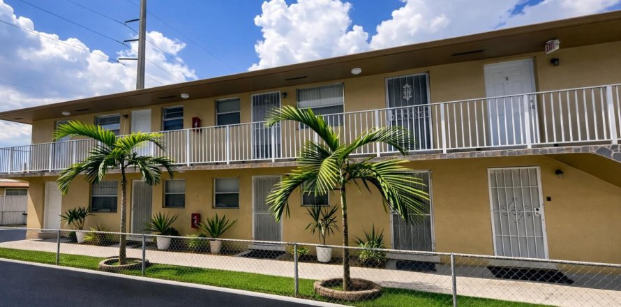 Commercial property in Hialeah, Florida № 2146231
