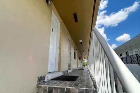 Commercial property in Hialeah, Florida № 2146231 - photo 4