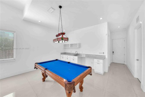 House in Miami, Florida 4 bedrooms, 331.38 sq.m. № 1920567 - photo 15