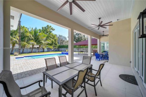 House in Miami, Florida 4 bedrooms, 331.38 sq.m. № 1920567 - photo 24