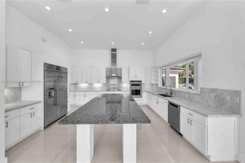 House in Miami, Florida 4 bedrooms, 331.38 sq.m. № 1920567 - photo 12