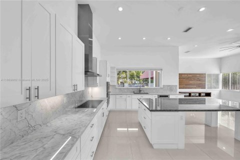 House in Miami, Florida 4 bedrooms, 331.38 sq.m. № 1920567 - photo 13