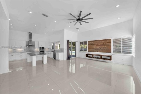 House in Miami, Florida 4 bedrooms, 331.38 sq.m. № 1920567 - photo 10