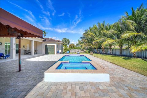House in Miami, Florida 4 bedrooms, 331.38 sq.m. № 1920567 - photo 23