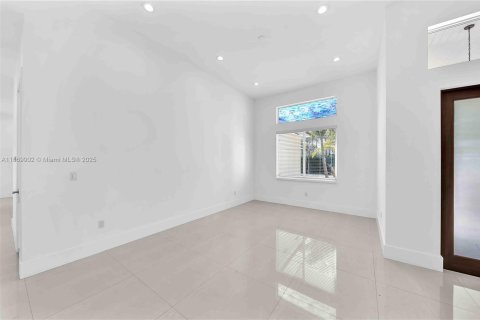 House in Miami, Florida 4 bedrooms, 331.38 sq.m. № 1920567 - photo 8