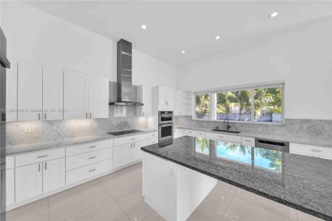 House in Miami, Florida 4 bedrooms, 331.38 sq.m. № 1920567 - photo 11