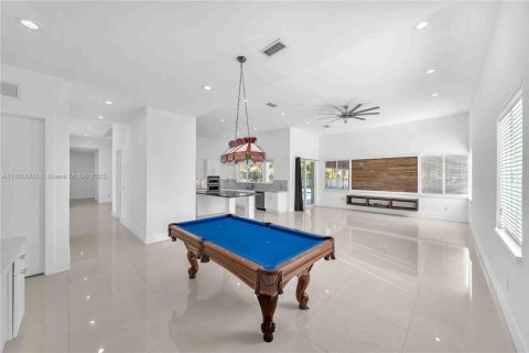 House in Miami, Florida 4 bedrooms, 331.38 sq.m. № 1920567 - photo 14