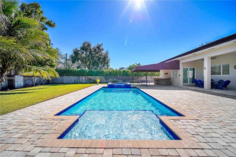 House in Miami, Florida 4 bedrooms, 331.38 sq.m. № 1920567 - photo 19