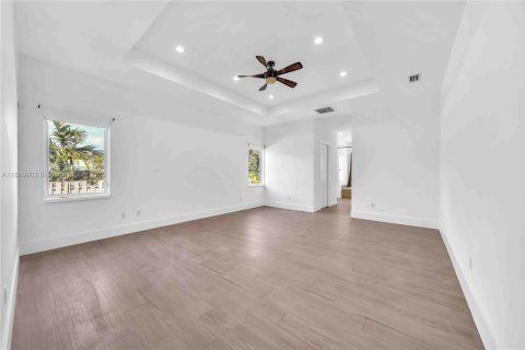 House in Miami, Florida 4 bedrooms, 331.38 sq.m. № 1920567 - photo 29