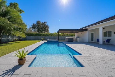 House in Miami, Florida 4 bedrooms, 331.38 sq.m. № 1920567 - photo 20