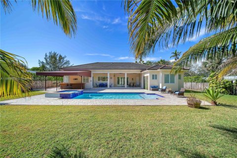 House in Miami, Florida 4 bedrooms, 331.38 sq.m. № 1920567 - photo 26
