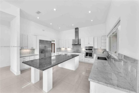 House in Miami, Florida 4 bedrooms, 331.38 sq.m. № 1920567 - photo 1