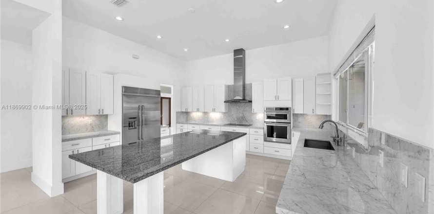 House in Miami, Florida 4 bedrooms, 331.38 sq.m. № 1920567