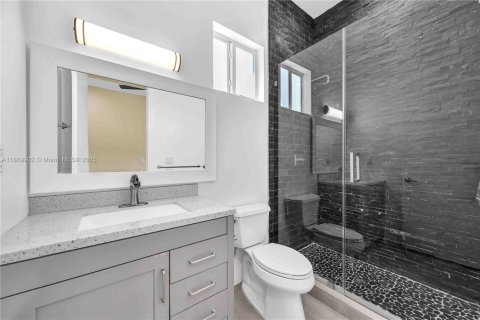 House in Miami, Florida 4 bedrooms, 331.38 sq.m. № 1920567 - photo 18