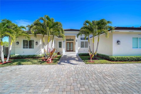 House in Miami, Florida 4 bedrooms, 331.38 sq.m. № 1920567 - photo 2